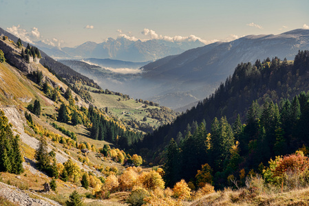 在法国的阿尔卑斯山的秋景