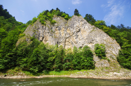 在 Pieniny 山，波兰的杜纳耶茨河