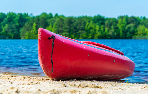 红色的划艇红色皮划艇照片