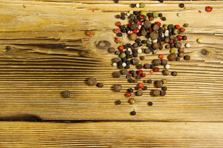 木制的桌子上的胡椒香料的混合物