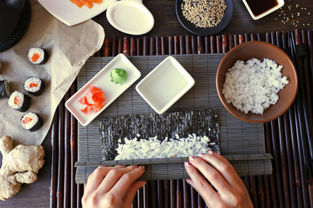 制作寿司和轧辊 顶视图的过程