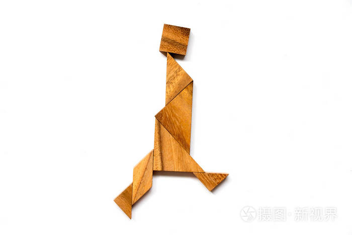 木制七巧板拼图在白色背景上行走的人形