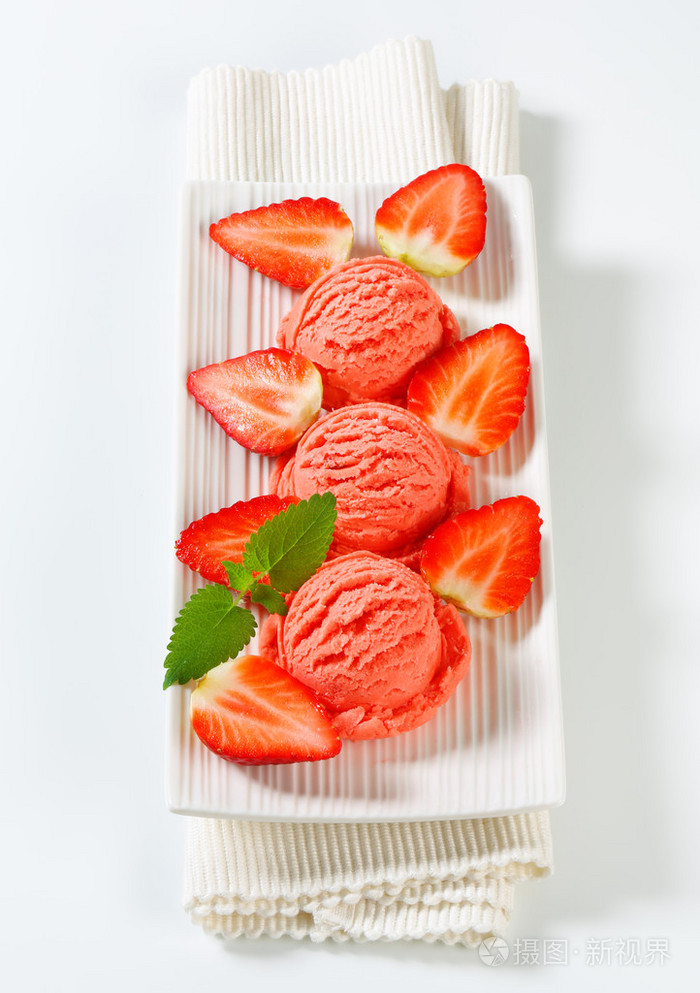 与新鲜草莓草莓果子露