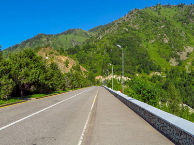 阿拉木图Shymbulak 沥青道路