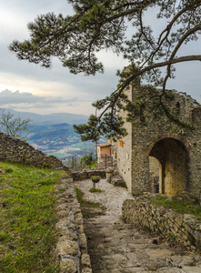 从中世纪蒙特法尔科内阿佩尼村的全景