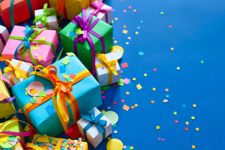 彩色的节日礼物.蓝色背景照片
