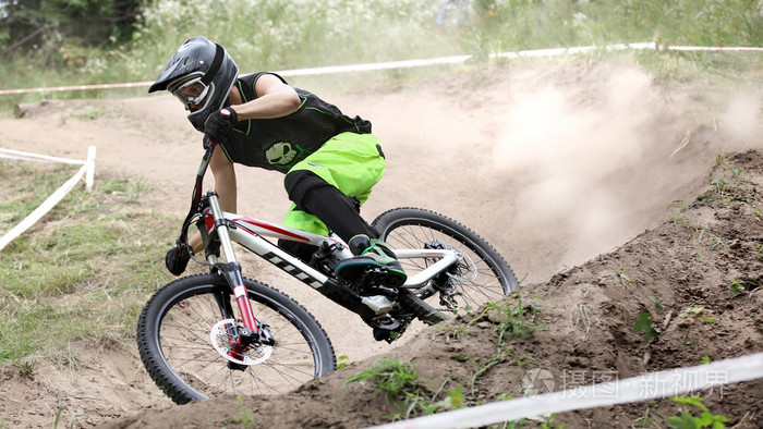 运动员在运动装上一辆山地自行车骑在石头上下坡的极端风格