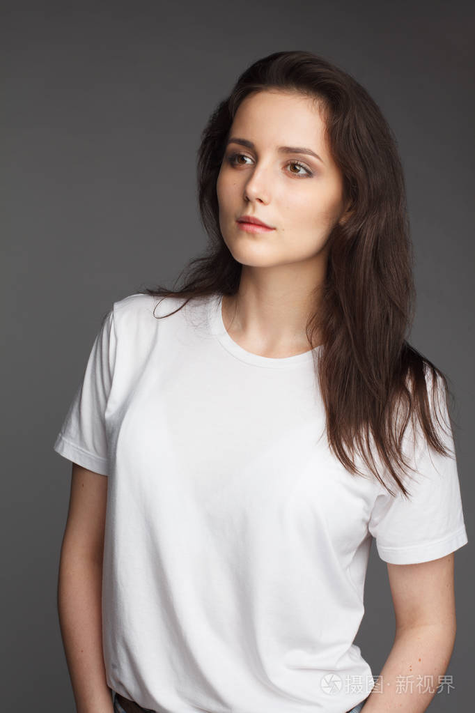 在白色 t 恤的年轻女模特