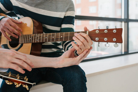 拆弹专家学习弹吉他.音乐教育照片