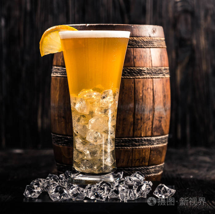 每桶和玻璃的淡啤酒加冰和柠檬