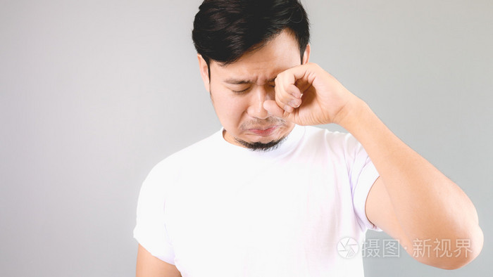 可悲的男人哭得像真