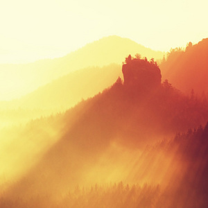 捷克一座美丽的萨克森斯威泽山上五彩缤纷的日出