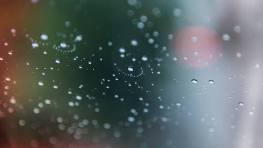 水滴的汽车挡风玻璃上的雨