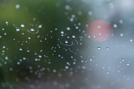 水滴的汽车挡风玻璃上的雨