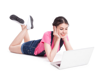 年轻女子使用的便携式计算机