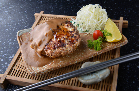 汉堡牛肉饼在日本风格或 hambagu