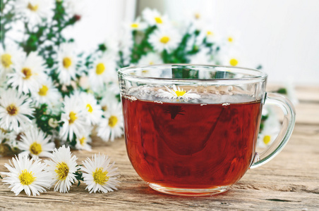 玻璃杯子和洋甘菊花红茶