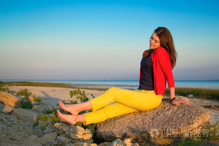 聪明的女孩在沙滩上