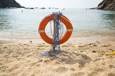 在游艇上的红色救生圈图片