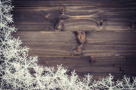 木制棕色圣诞背景和白色雪花与 spac