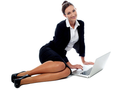 女性高管在笔记本电脑上工作。