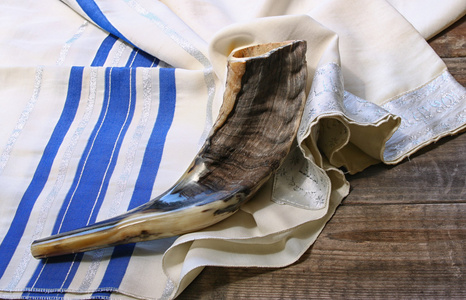 对白色祈祷 talit 羊角 角。文本的余地。犹太新年 犹太假日 概念。传统节日符号