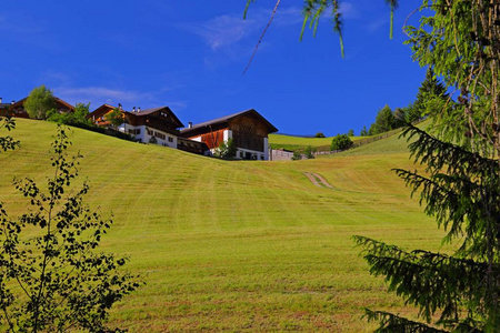 在白云岩组 Val di Funes 意大利圣马格达莱纳村