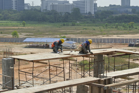 建筑工人制作地板板模板