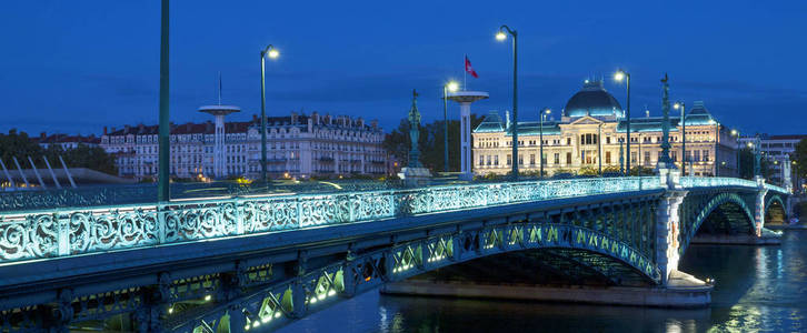 著名的大桥和在里昂大学的看法图片