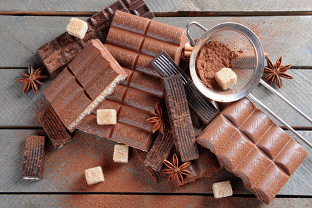 巧克力糖果与粉对木制背景图片