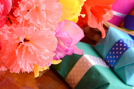 本礼品盒和花花束在丝绸上图片