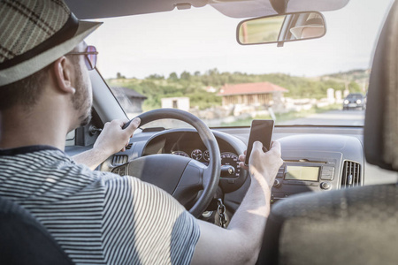 在汽车驾驶过程中使用智能手机的人。危险驾驶的概念