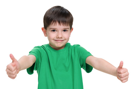 小男孩穿着一件绿色的衬衫