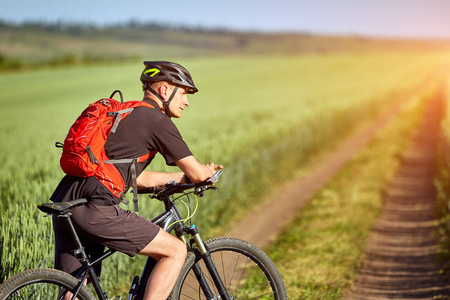 骑自行车的路径图片-骑自行车的路径素材-骑自行车的路径插画-摄图新