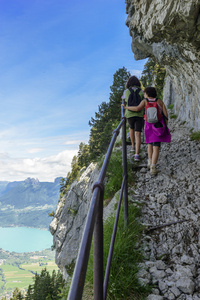 两个女徒步旅行者在山上散步