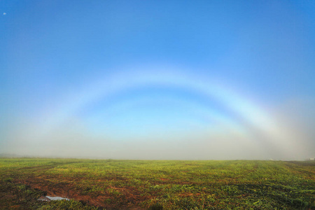 的妻子不得不在农场每天早晨很早起床黄昏的天空和早晨黎明的云彩背景