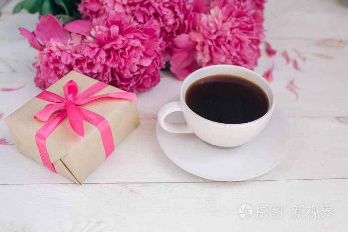 一杯咖啡 粉红牡丹图案及礼品盒木制背景
