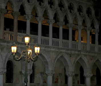 在意大利的威尼斯由总督府夜间宫殿