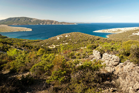 在 Ustrine 上 Cres 岛附近的海湾