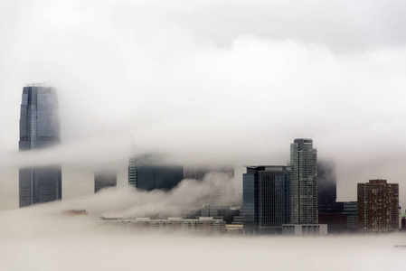 从纽约新泽西在大雾天视图