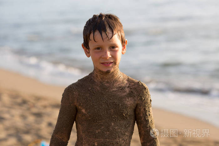 湿砂脏兮兮的男孩