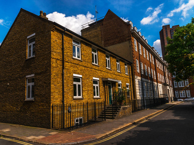 典型的老英语大厦,narr 对面的矮矮的砖墙建筑物照片