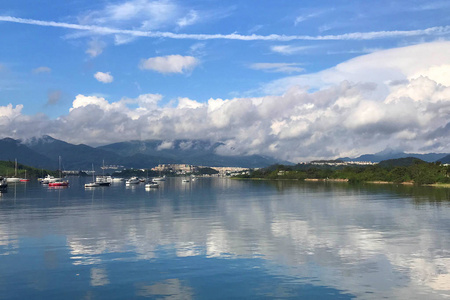 山 蓝蓝的天空 小船 游艇和帆船在湖上