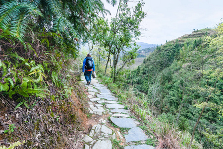 旅游对大寨山坡上的路径图片