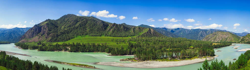 高山的全景图