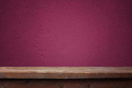 空的木桌，紫罗兰色的墙上