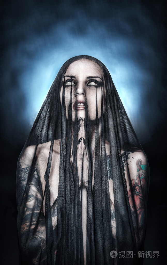 哥特式风格的女人祈祷照片-正版商用图片0czr96-摄图新视界