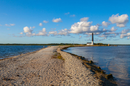 蓝色的天空，Saaremaa 岛，爱沙尼亚 Sorve 灯塔。细长半岛