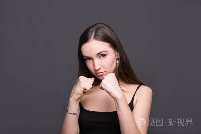 年轻漂亮的女性表现出拳手势