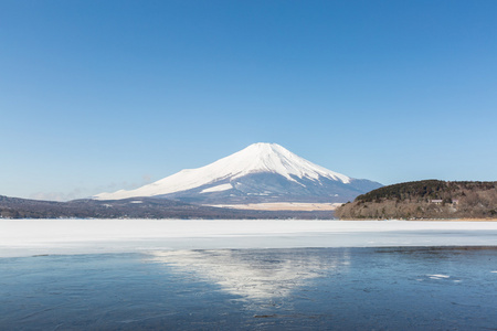 在冬天的冰山中湖富士山图片